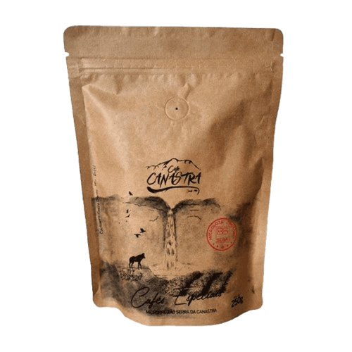 Stand-up pouch kraft, ilustração da cachoeira Casca d'Anta do Microlote Canastra sobre fundo claro